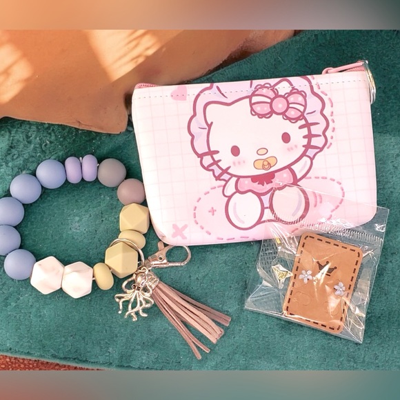 Hello Kitty Pouch, Earrings & Silicone Bracelet - Picture 1 of 2